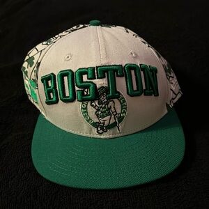 New Era Boston Celtics men’s fitted hat, size 7 5/8.